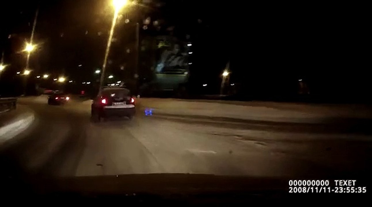 Черный верх и белый низ на снегу делает пешехода невидимым