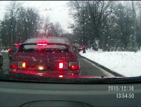 В Петербурге VW Polo вылетел на тротуар и снес женщину