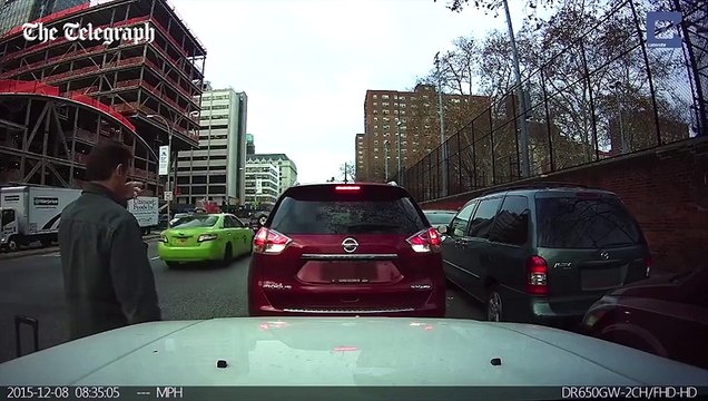 Des conducteurs très très égoïstes bloque un autre qui attend une place pour se garer