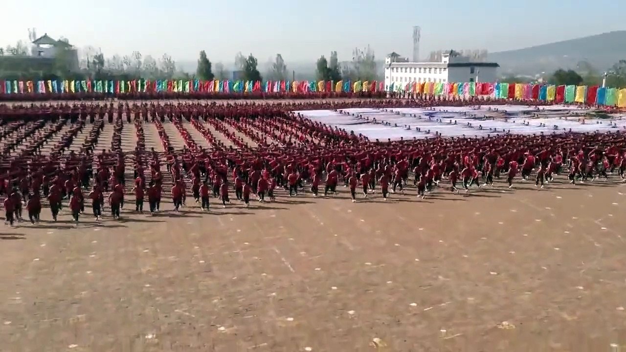 Des milliers de moines Shaolin s'entrainent au Kung fu !