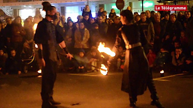Lannion. Les jongleurs de feu enflamment Noël