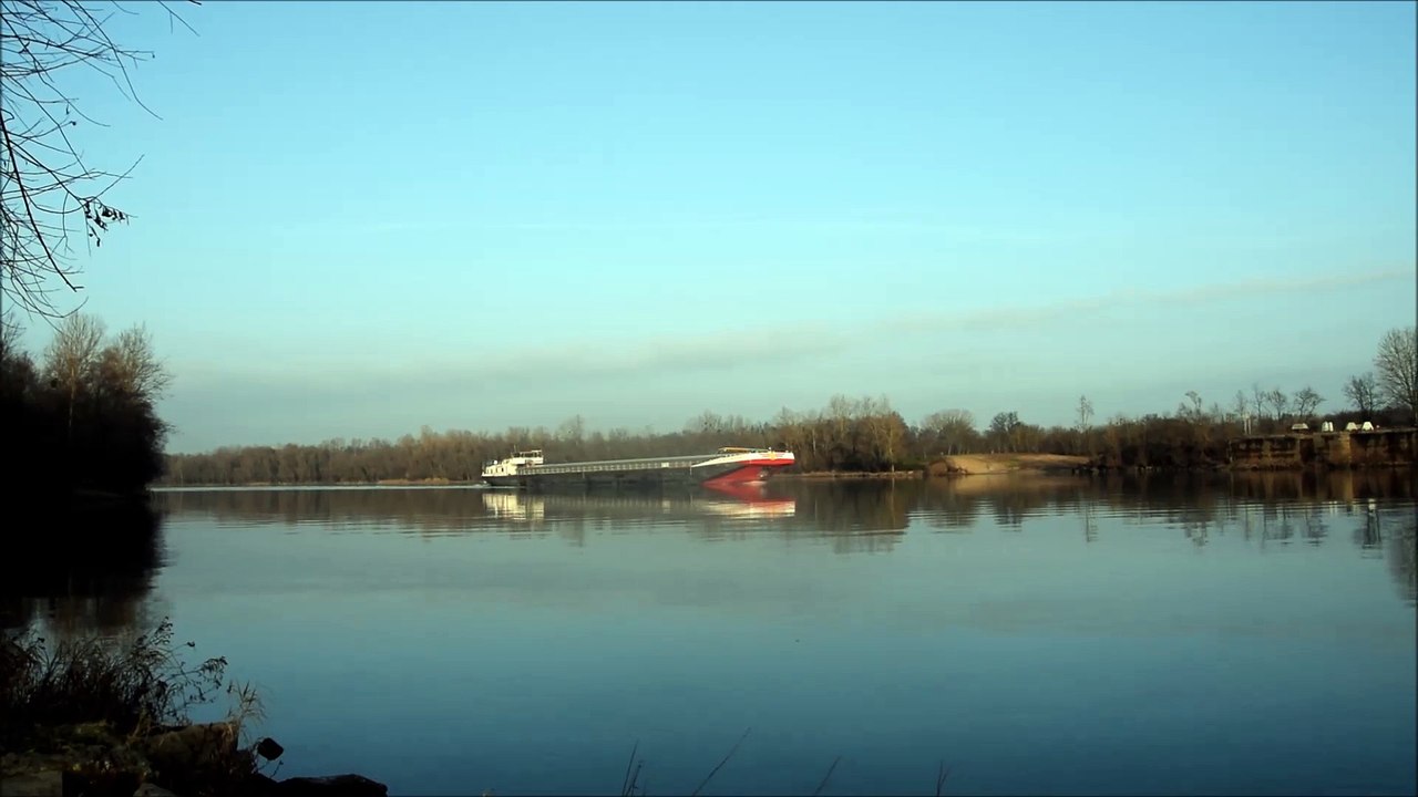 L'ATLATNTIS avalant au barrage de Thoissey le 19 décembre 2015