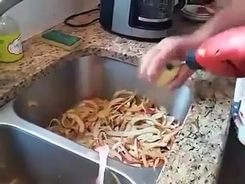 Как почистить картошку за одну минуту (или яблоки)