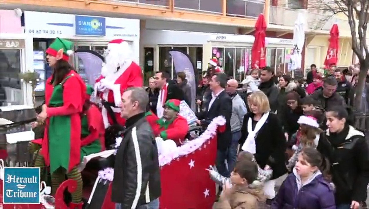 GRAU d'AGDE - 2015 - Le pére Noël est descendu du ciel .... en parachute !