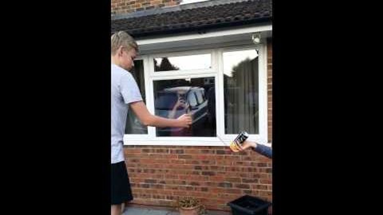 Régis allume un aérosol