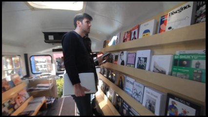 Revistas de innovación, moda y cultura deambulan por un quiosco en Houston