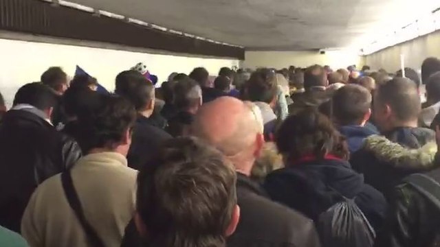 Les supporters chantent la Marseillaise en évacuant le Stade de France