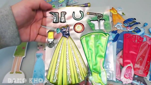 Đồ chơi búp bê có rất nhiều váy đầm phụ kiện cho bé thay đồ trang điểm cho búp bê