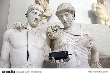 Heykellerle Kafayı Bozan İnsanlar.