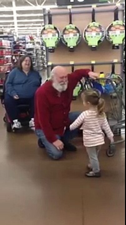 Une petite fille confond le client d'un magasin avec le père noël