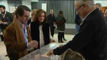 José María Aznar y Ana Botella acuden juntos a votar en Aravaca