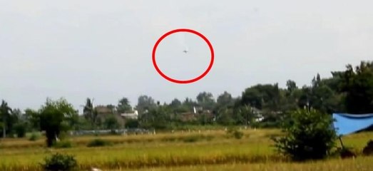 Endonezya'da askeri uçak böyle düştü: 2 pilot öldü