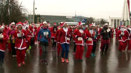 Hundreds of Santas take part in Moscow charity run