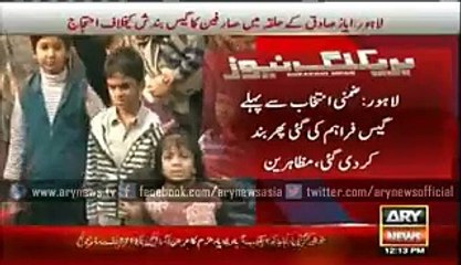 Women take to streets in Lahore against govt