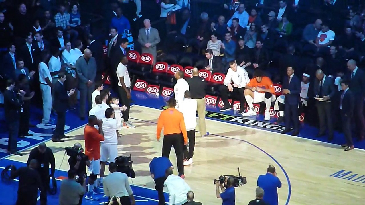Arrivée des New York Knicks sur le terrain (Madison Square Garden)