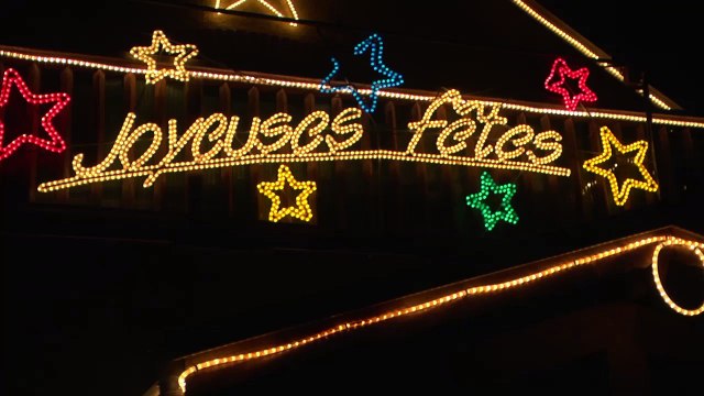 D!CI TV : Deux soeurs décorent leurs maisons avec les décorations de leur père