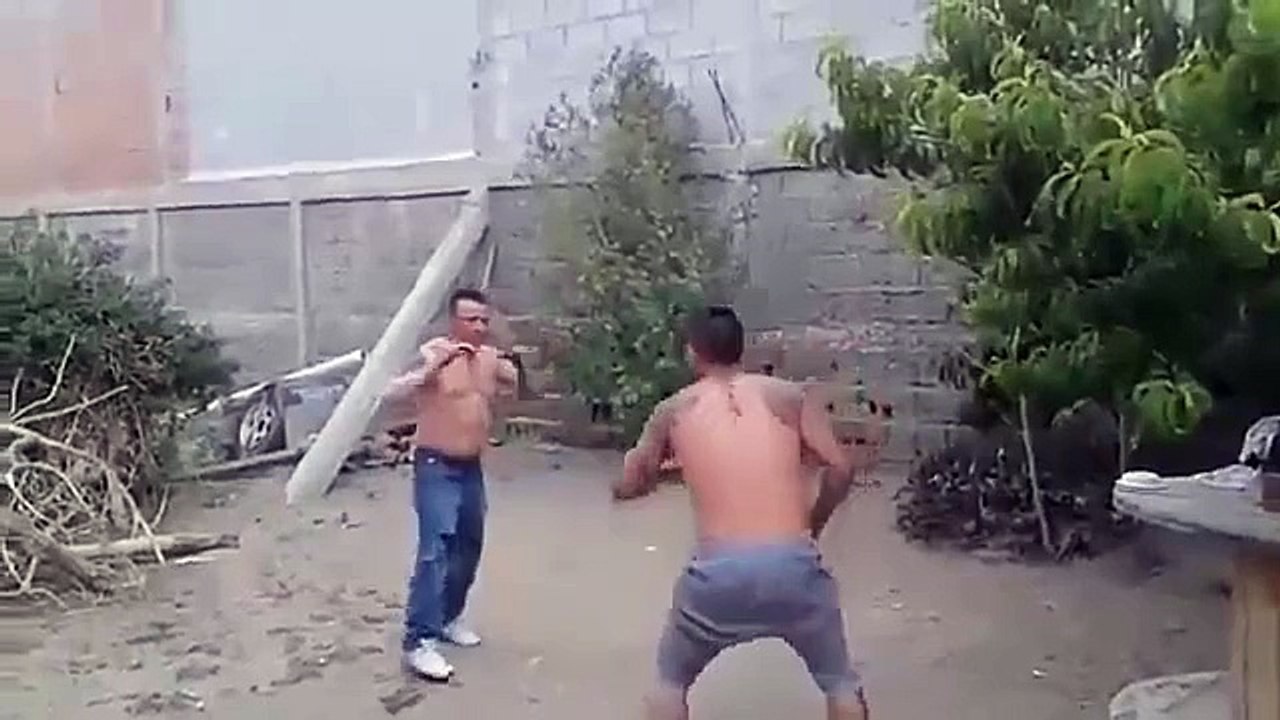 2-guys-street-fight-because-bored