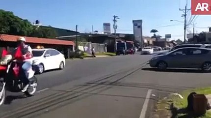 Download Video: Un taxi coupe la route à un peloton de cycliste. Accident violent en pleine course