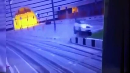 سقوط مروع لسيارة من فوق جسر وخروج ركابها سيرا على الأقدام