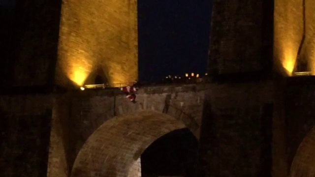 Morlaix : Le père Noël descend en rappel du viaduc