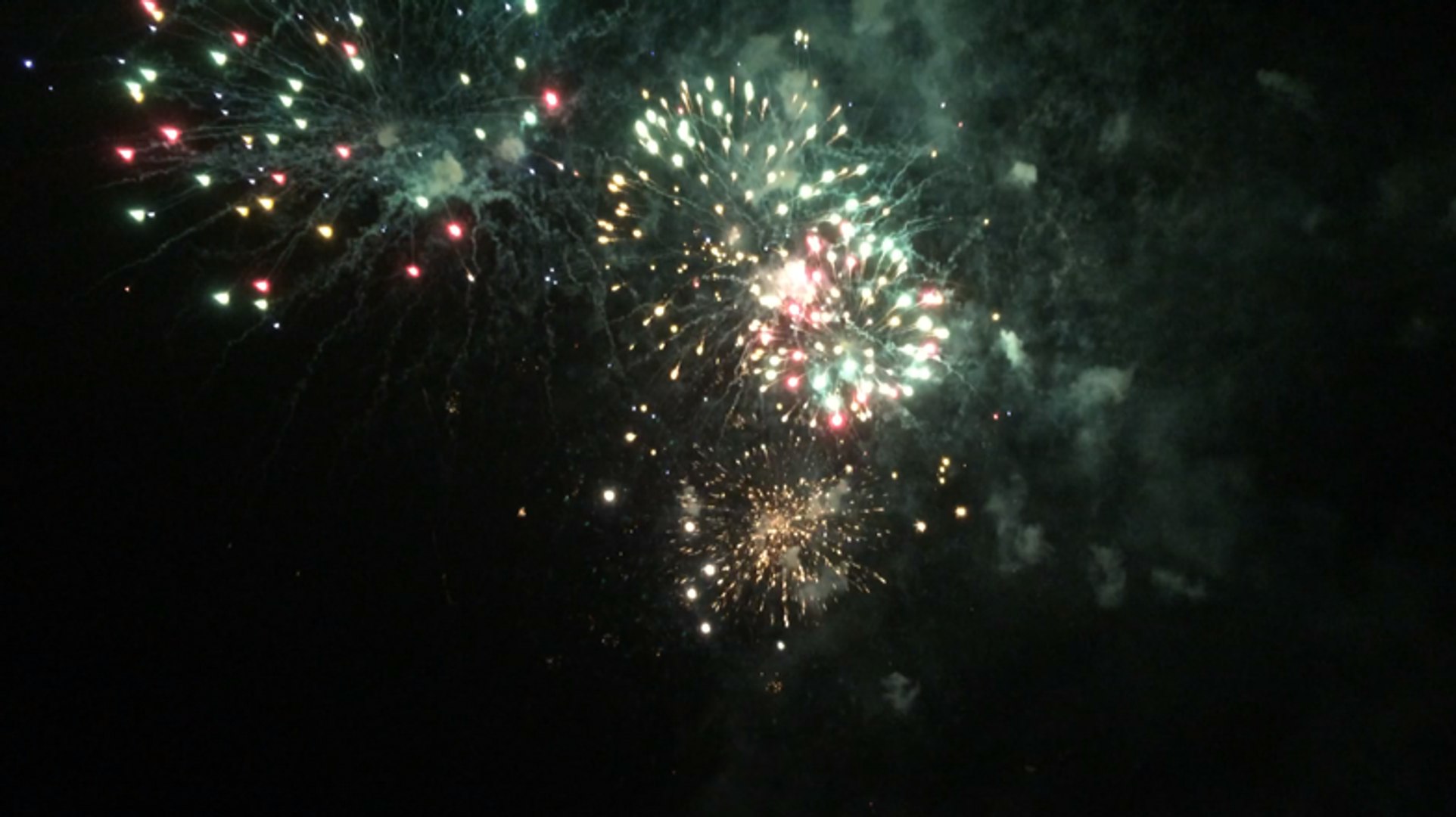 Réveillon du Nouvel An: les soirées dansantes et les feux d'artifice sont  interdits en Ardèche - Vidéo Dailymotion