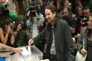 Pablo Iglesias vota entre una multitud de periodistas