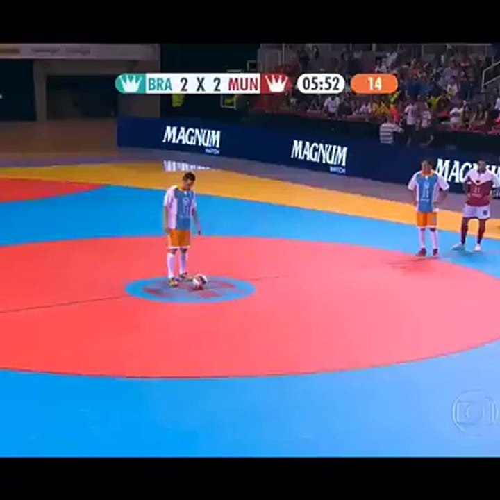 La légende du futsal Falcao marque d’un coup du sombrero fabuleux