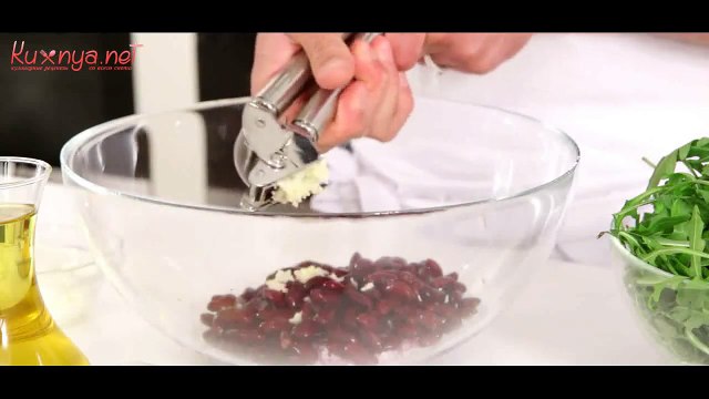 Салат из красной фасоли с творожным сыром, красным луком и сезонным салатом