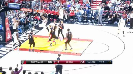 L'énorme alley-oop d'Hassan Whiteside sur la tête de deux Blazers