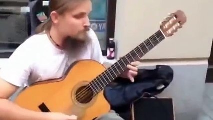 Você não acredita que este músico é um morador de rua....