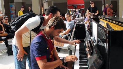 Deux hommes jouent du piano à la gare d'Austerlitz (Paris)