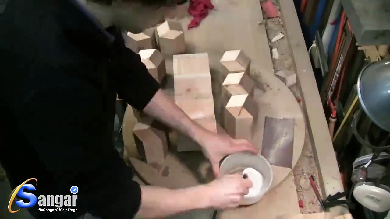 Ce qu'il fait avec des planches de bois est incroyable