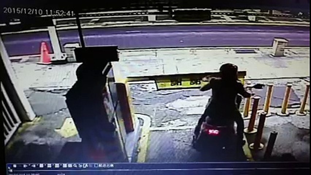 Sortir d'un parking en scooter sans payer