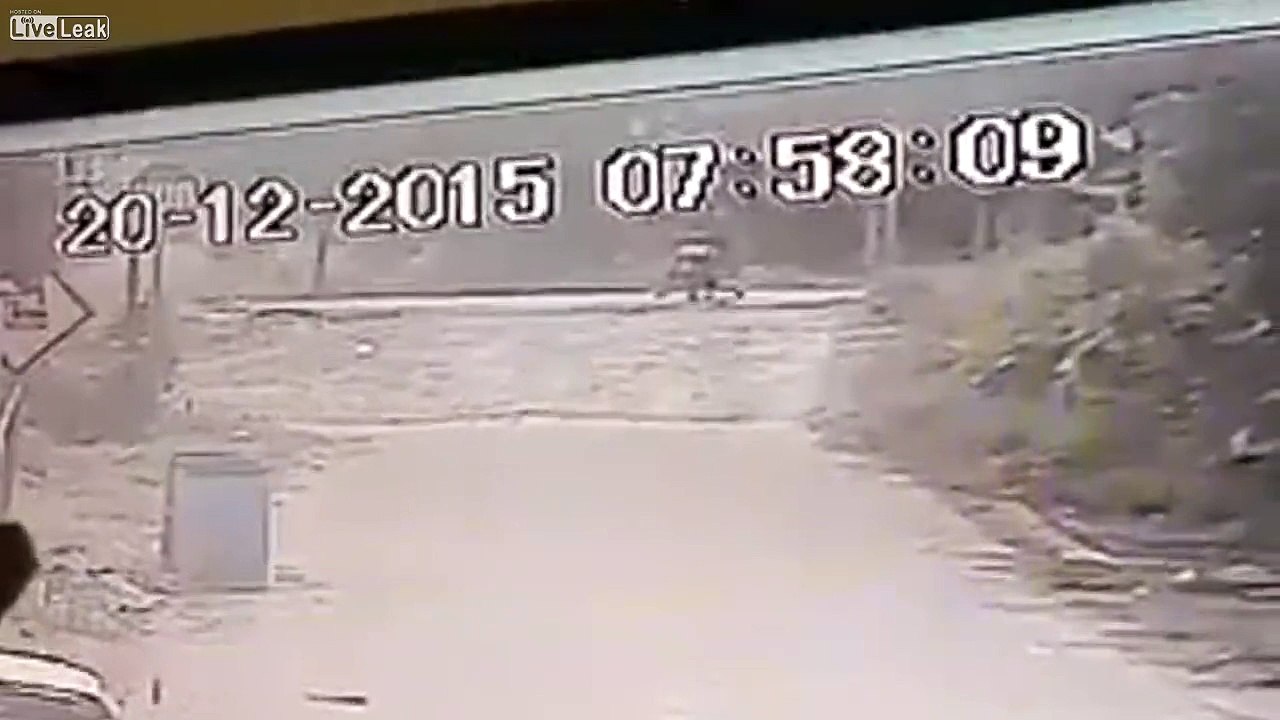 Tren Yolunda Motordan Düşen Adam / motorcycle fail
