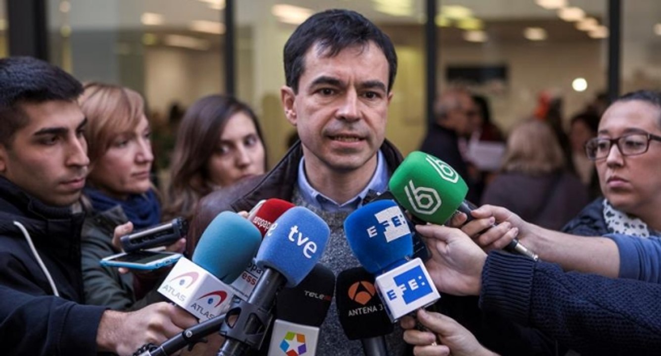 Herzog (UPyD) vota en Arganzuela con mucha emoción