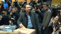 Pablo Iglesias vota en Vallecas visiblemente sonriente