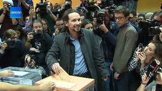 Pablo Iglesias vota en Vallecas visiblemente sonriente