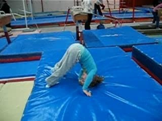 Lena fait une roulade