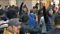 Istanbul, centinaia di curdi in piazza Taksim manifestano contro la repressione di Ankara