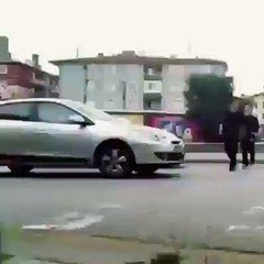 Duran arabayı trolleyen gençler