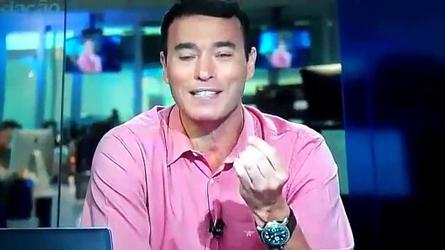 Reação de Pedro Santana Lopes ao ser interrompido durante entrevista para mostrar chegada de Mourinho a Portugal