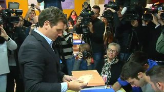 Rivera vota en Hospitalet antes de viajar hacia Madrid