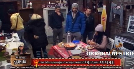 Jelena Golubovic je pojela 1/2 kg zivog pileceg mesa  - Farma 6 - 21. 12. 2015.