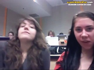 Muziplik Yaparken Komik Bir Ana Denk Gelen Kızlar