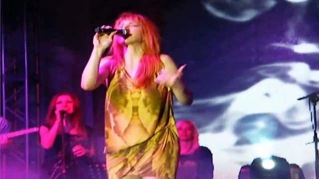 Hande Yener - Acı Veriyor 2013