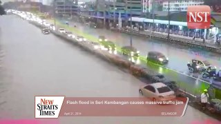 Flash flood in Seri Kembangan causes massive traffic jam