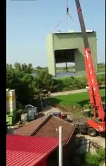 Une grue s'effondre