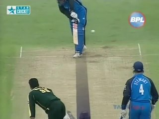 Скачать видео: Waqar Younis 7 Wickets Against England -> His Best Bowling Figures