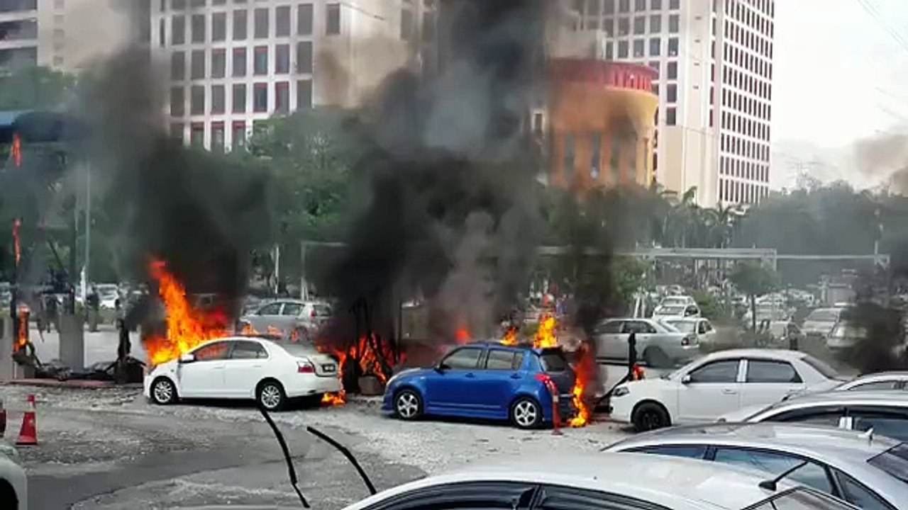 肇事者故意纵火   2车全毁4车遭殃