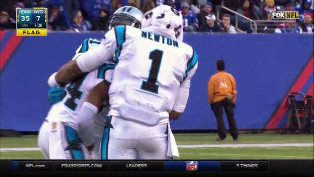 Un joueur de Football américain se venge et met un grand coup de casque à un adversaire.